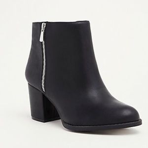 Torrid Black Side Zip Ankle Booties / NWOT / 7W 🖤